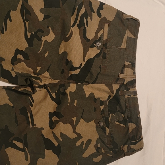 FOREVER 21 MEN CAMOUFLAGE SHORTS - Picture 3 of 10